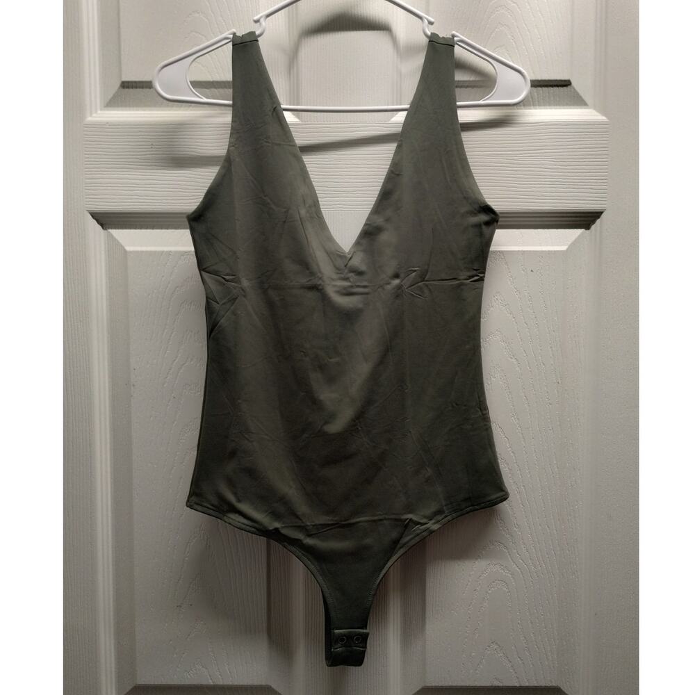 Reoria NWT Women's Size Medium Green Wide V-Neck Snap Closure Stretch Bodysuit